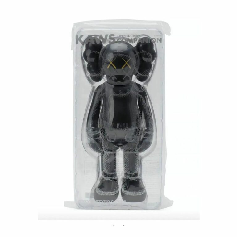 kaws-companion-black-noir-figurine-paris-2