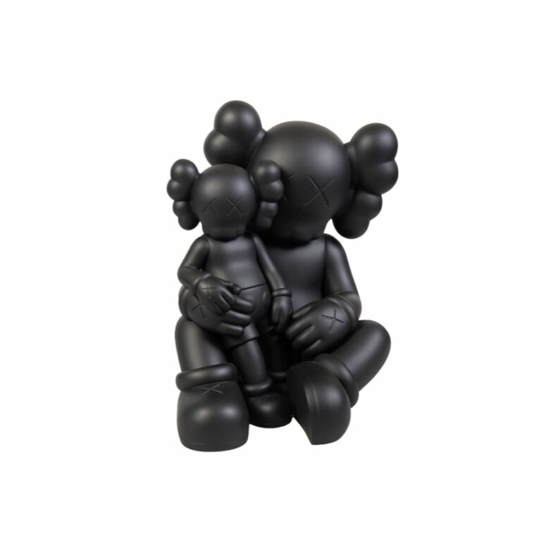 kaws-holidays-changbai-black-noir-figurine-paris-1