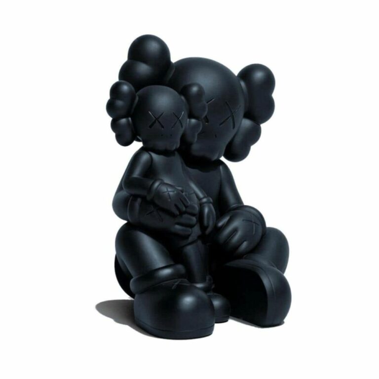 kaws-holidays-changbai-black-noir-figurine-paris-2