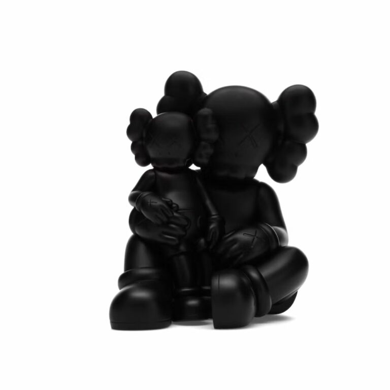 kaws-holidays-changbai-black-noir-figurine-paris-3