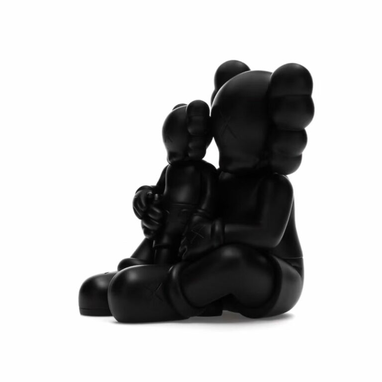 kaws-holidays-changbai-black-noir-figurine-paris-4