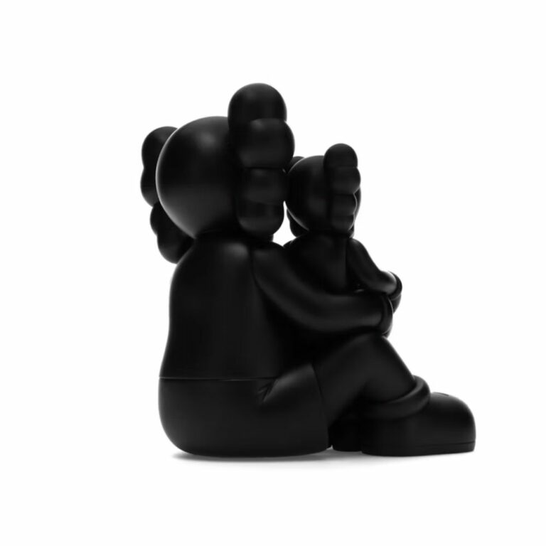 kaws-holidays-changbai-black-noir-figurine-paris-5