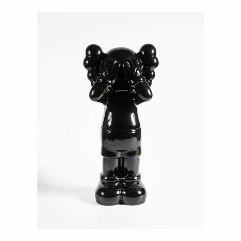 kaws-holidays-container-black-noir-ceramic-limited-figurine-paris-1