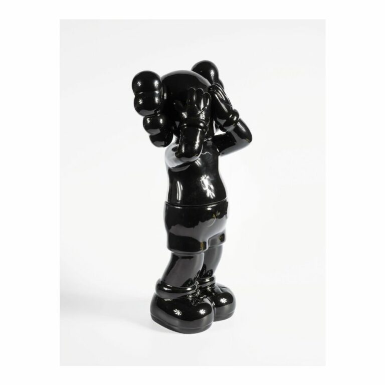 kaws-holidays-container-black-noir-ceramic-limited-figurine-paris-2