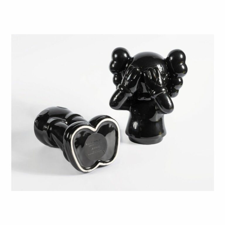kaws-holidays-container-black-noir-ceramic-limited-figurine-paris-3