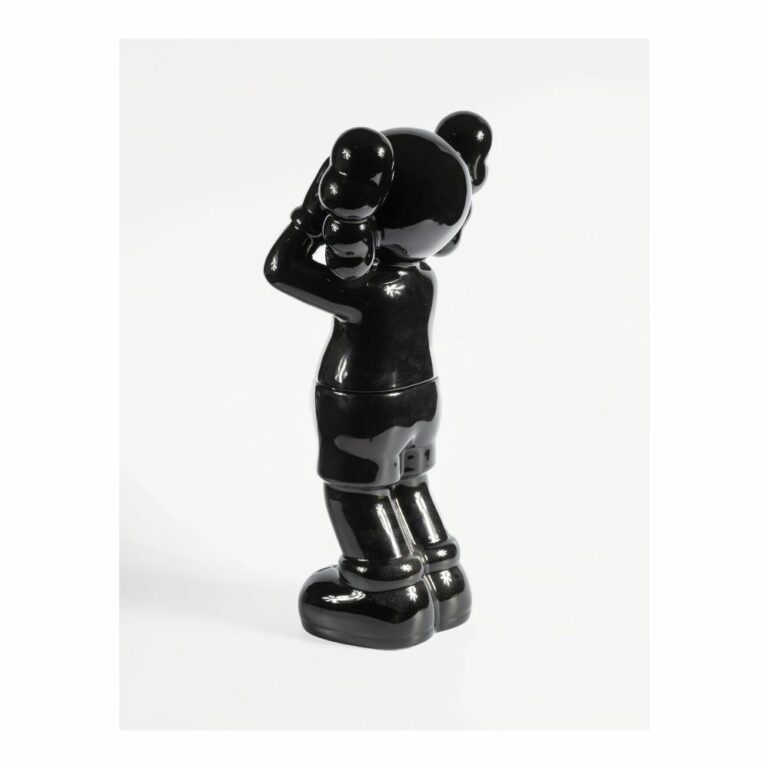 kaws-holidays-container-black-noir-ceramic-limited-figurine-paris-4