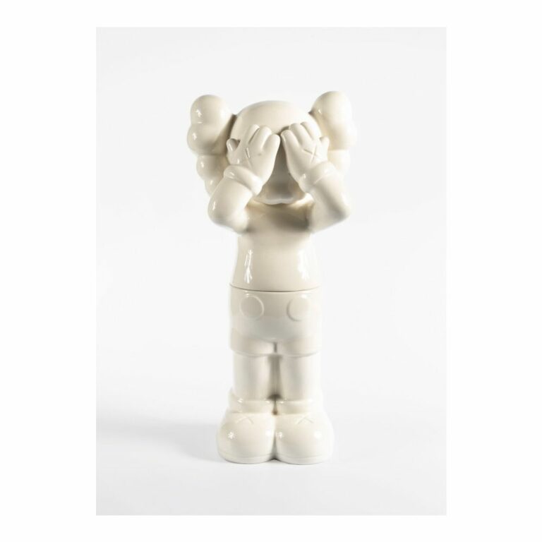 kaws-holidays-container-white-blanc-ceramic-limited-figurine-paris-1