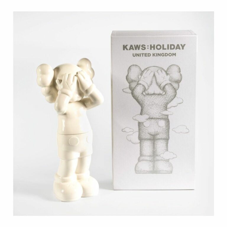 kaws-holidays-container-white-blanc-ceramic-limited-figurine-paris-2