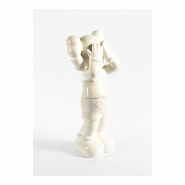 kaws-holidays-container-white-blanc-ceramic-limited-figurine-paris-3
