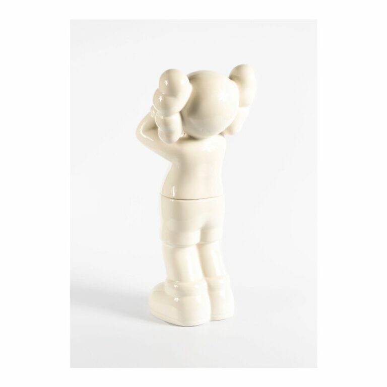 kaws-holidays-container-white-blanc-ceramic-limited-figurine-paris-5