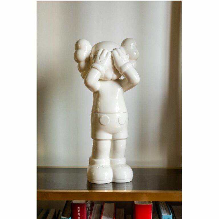 kaws-holidays-container-white-blanc-ceramic-limited-figurine-paris-6