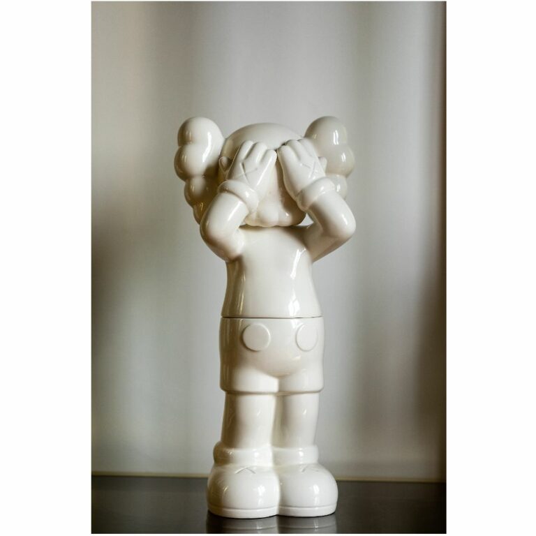 kaws-holidays-container-white-blanc-ceramic-limited-figurine-paris-7