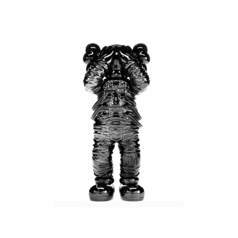kaws-holidays-space-black-noir-limited-edition-figurine-paris-1