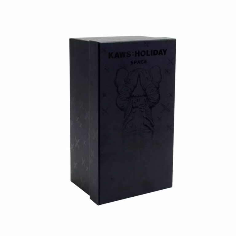 kaws-holidays-space-black-noir-limited-edition-figurine-paris-4