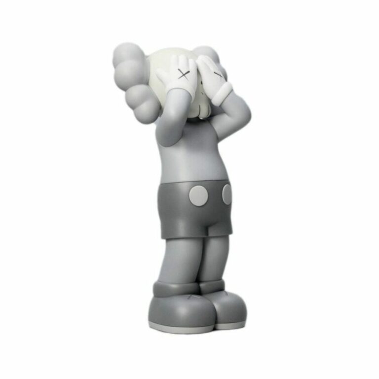 kaws-holidays-uk-grey-gris-figurine-paris-2