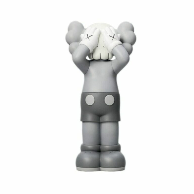 kaws-holidays-uk-grey-gris-figurine-paris-4