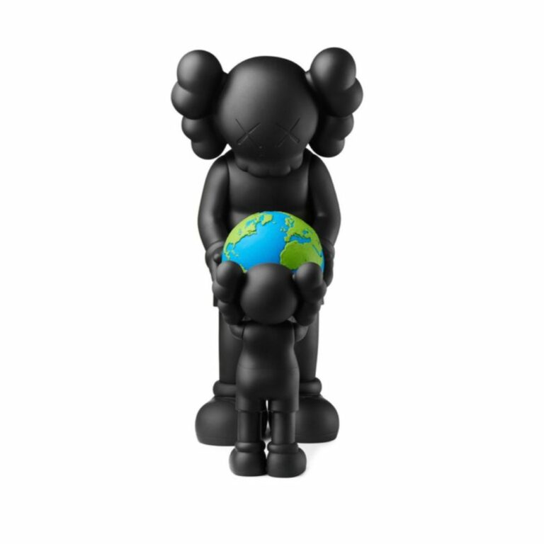 kaws-promise-black-noir-figurine-paris-5
