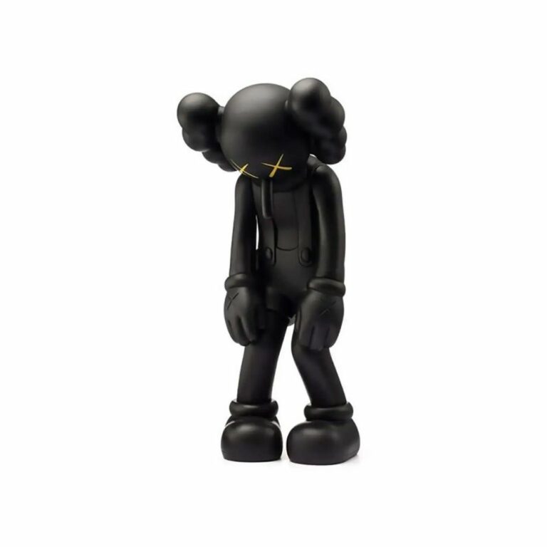 kaws-small-lie-black-noir-figurine-paris-1