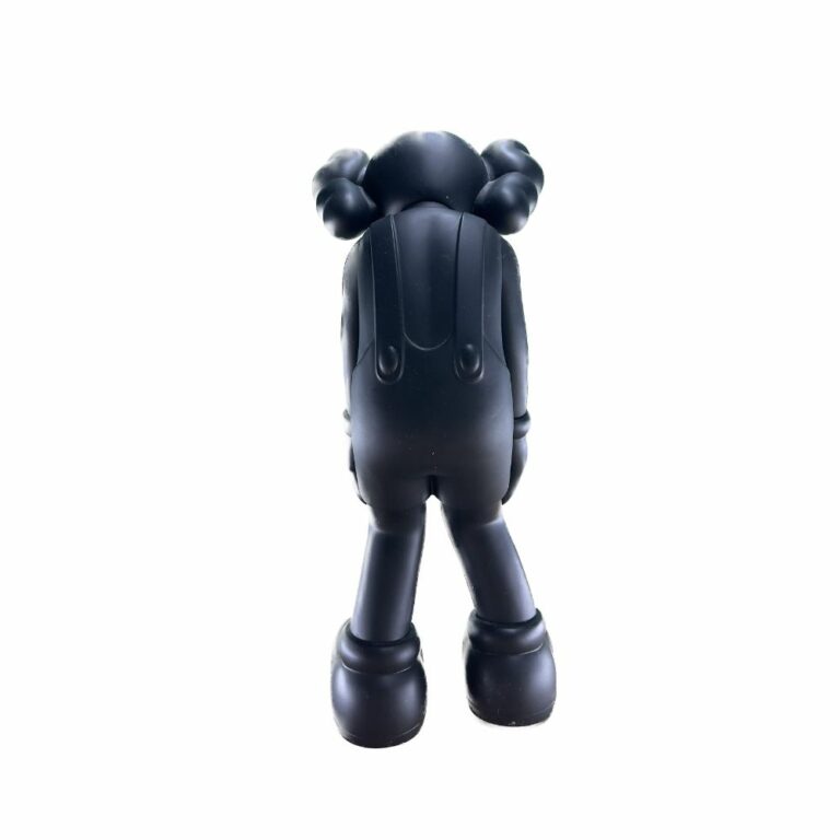 kaws-small-lie-black-noir-figurine-paris-2
