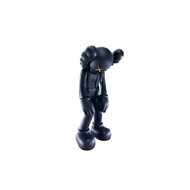 kaws-small-lie-black-noir-figurine-paris-3