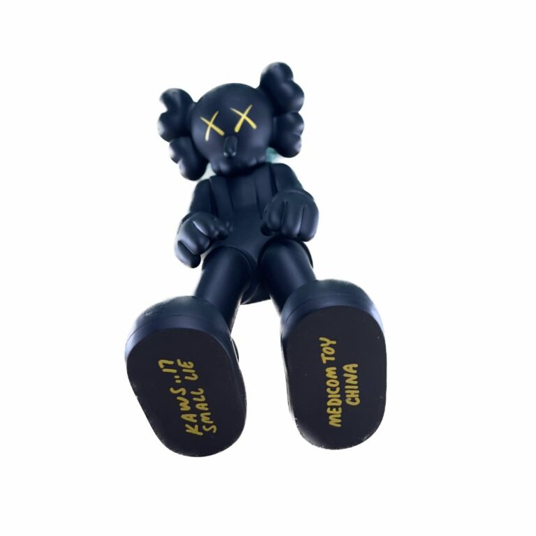 kaws-small-lie-black-noir-figurine-paris-5