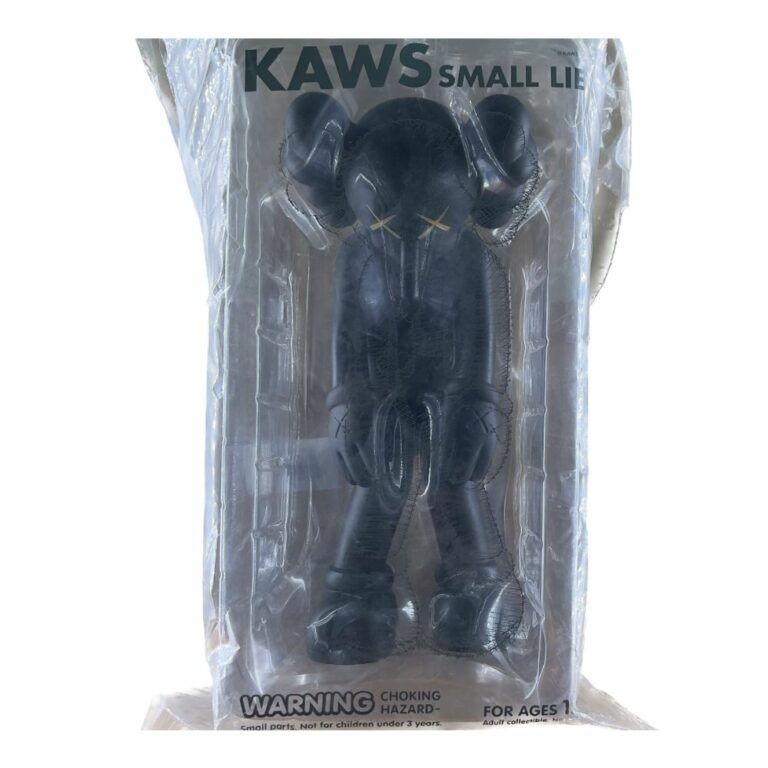kaws-small-lie-black-noir-figurine-paris-6