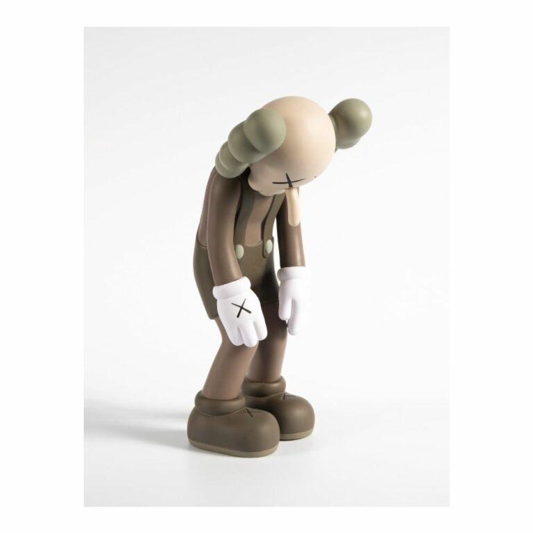 kaws-small-lie-brown-marron-figurine-paris-2