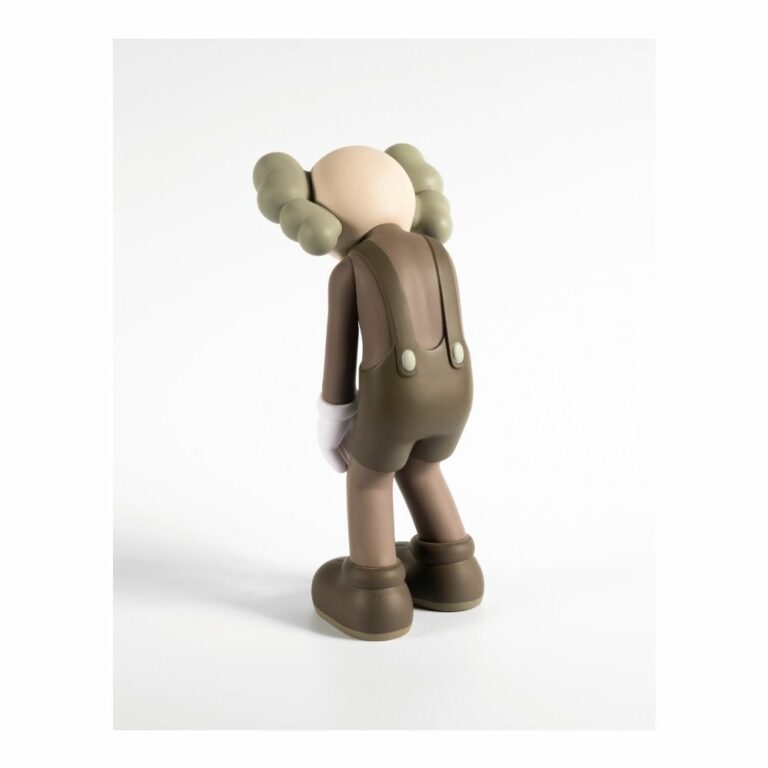 kaws-small-lie-brown-marron-figurine-paris-4