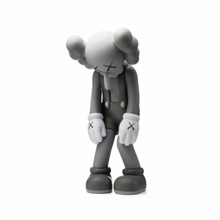 kaws-small-lie-grey-gris-figurine-paris-1
