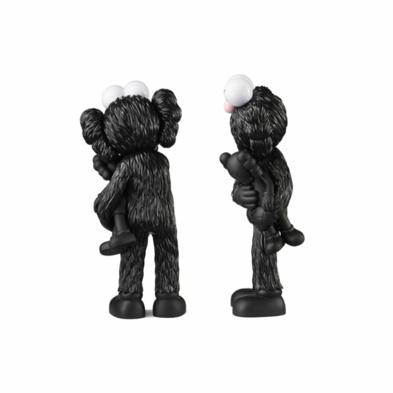 kaws-take-black-noir-figurine-paris-2