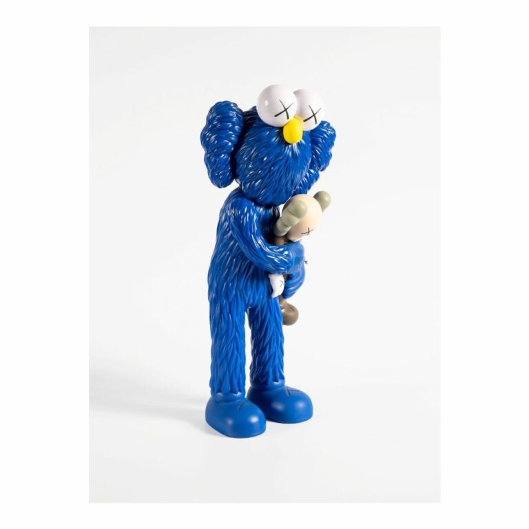 kaws-take-blue-bleu-figurine-paris-1