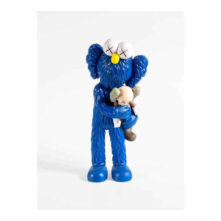 kaws-take-blue-bleu-figurine-paris-2