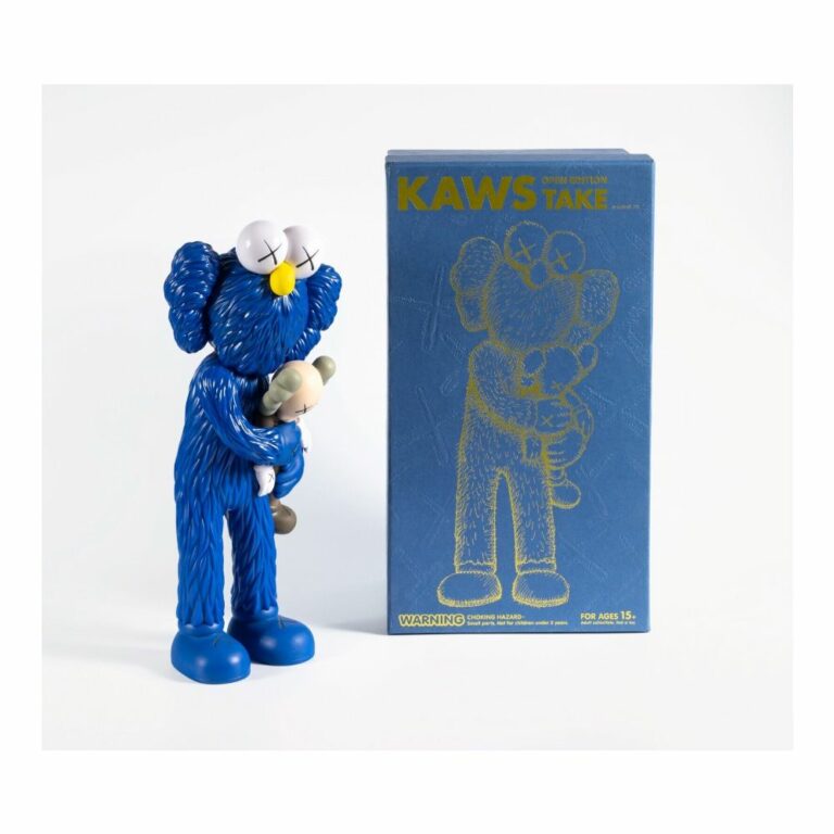 kaws-take-blue-bleu-figurine-paris-3