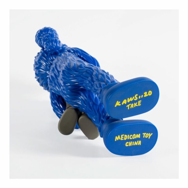 kaws-take-blue-bleu-figurine-paris-5