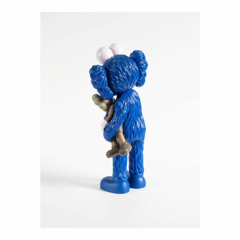 kaws-take-blue-bleu-figurine-paris-6