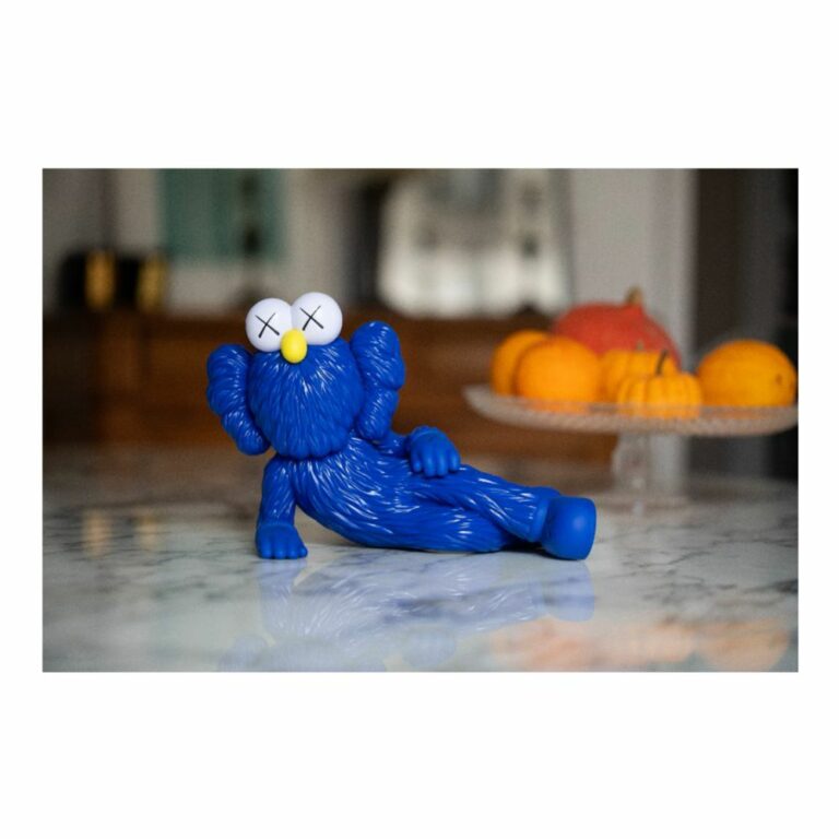 kaws-time-off-blue-bleu-figurine-paris-2