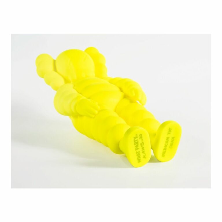 kaws-what-party-yellow-jaune-figurine-paris-3